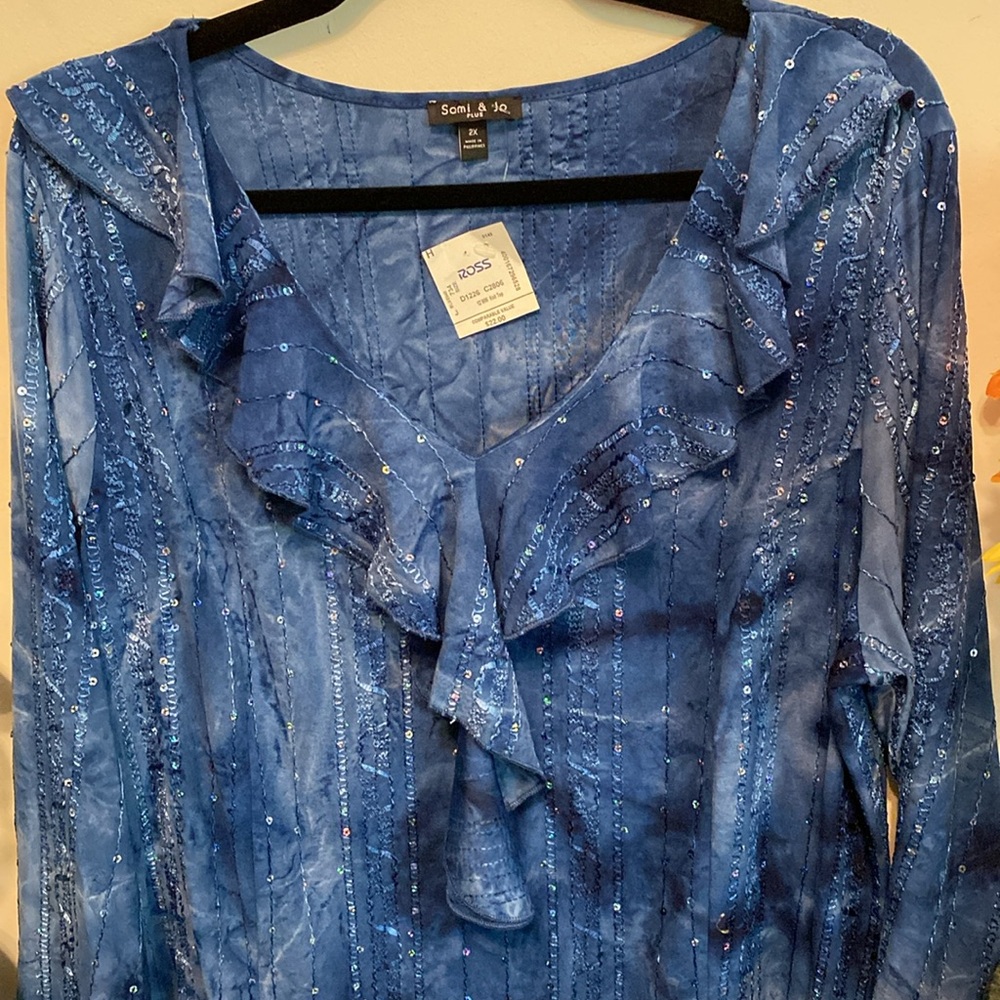 NWT Sami & Jo V-Neck Top w/Ruffles & Sequins. Very Beautiful Top! - Picture 3 of 3